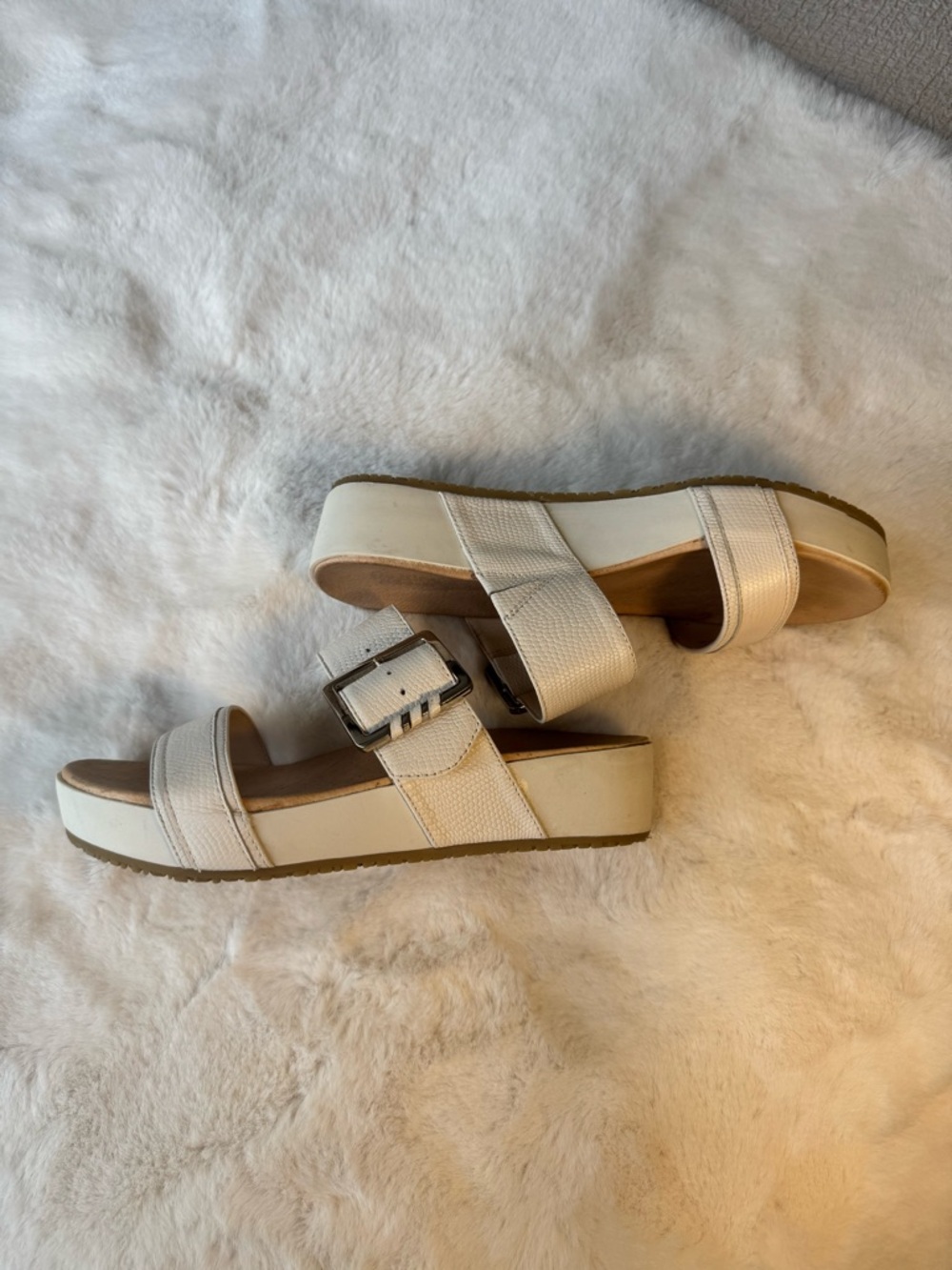 Dr. Scholl’s Original Collection Frill White with  Silver Buckle Sandals Size 6 - Picture 5 of 10